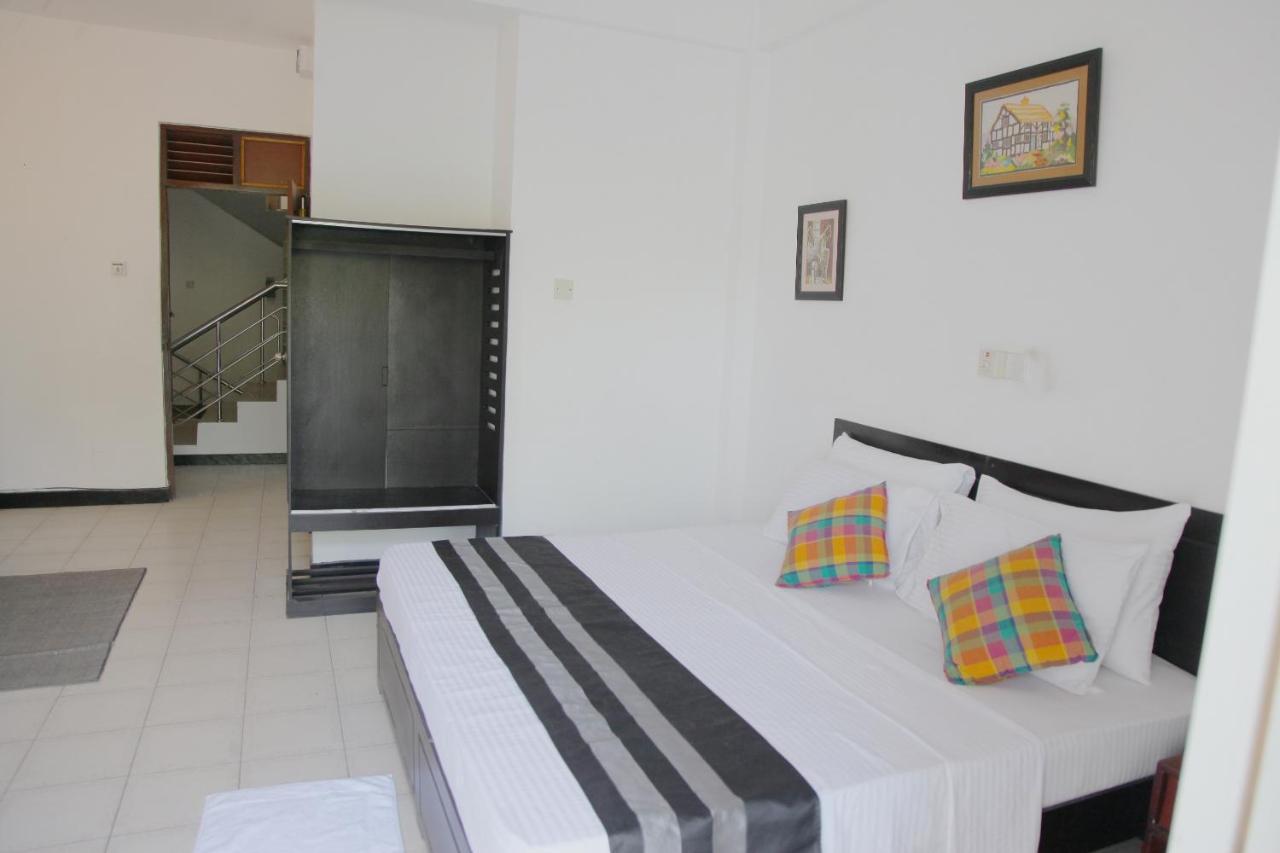Hotel Nathaliya Katunayake Exterior photo