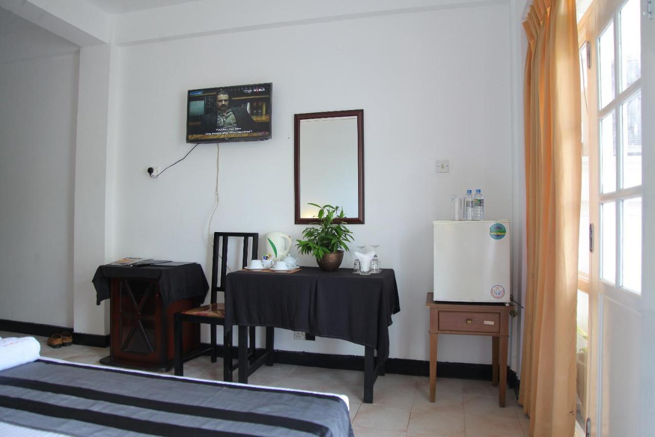 Hotel Nathaliya Katunayake Exterior photo