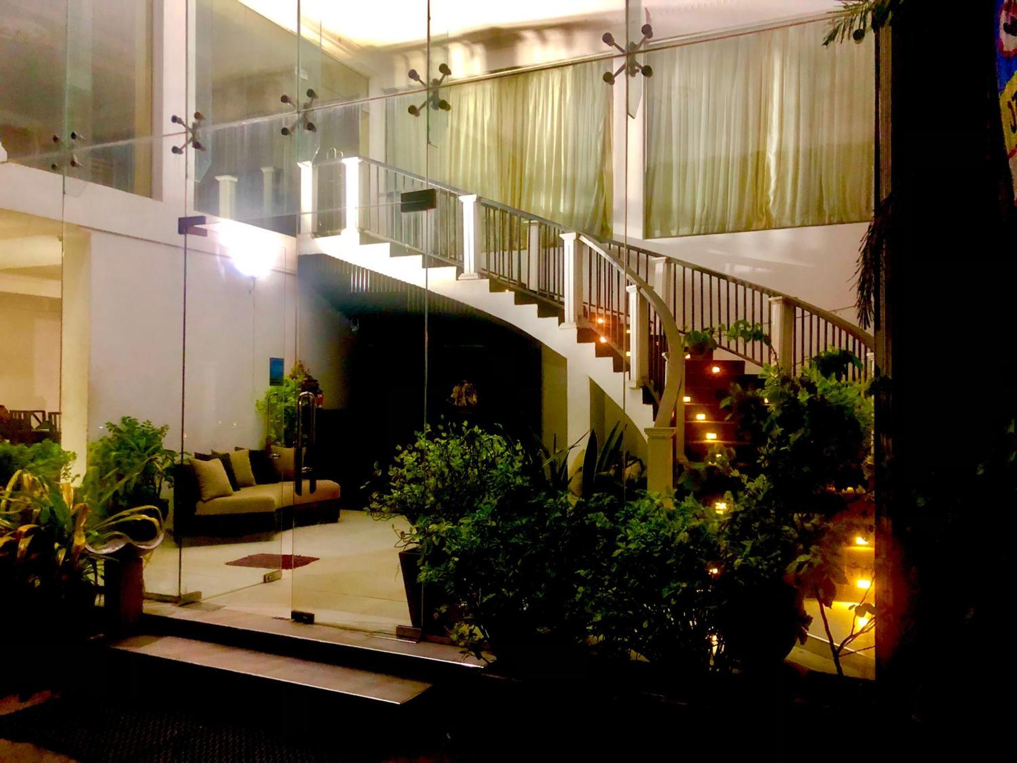 Hotel Nathaliya Katunayake Exterior photo