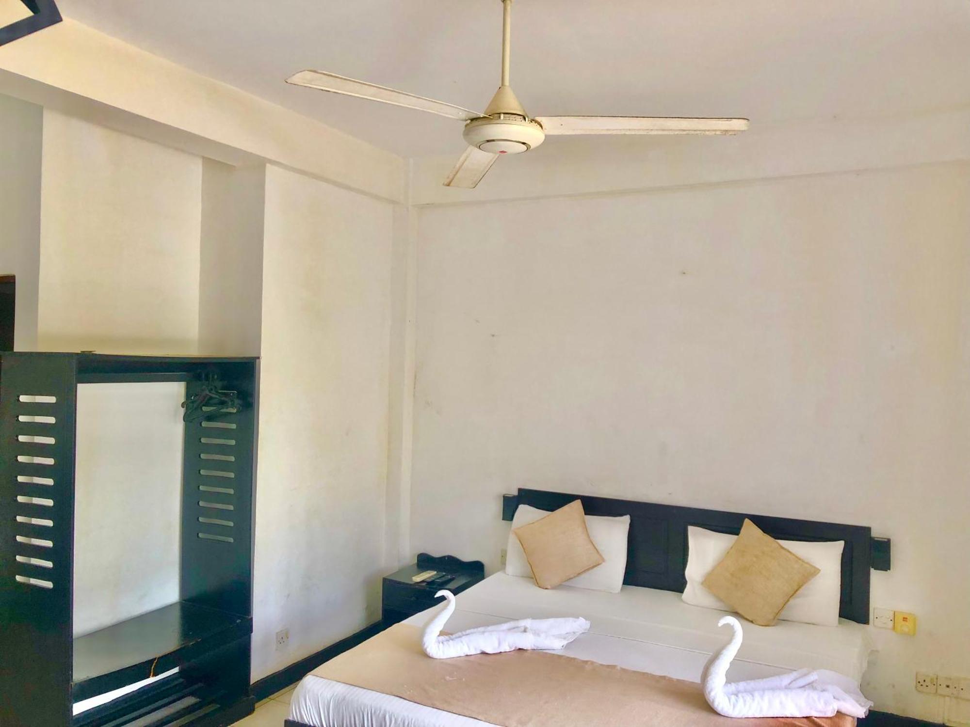Hotel Nathaliya Katunayake Exterior photo